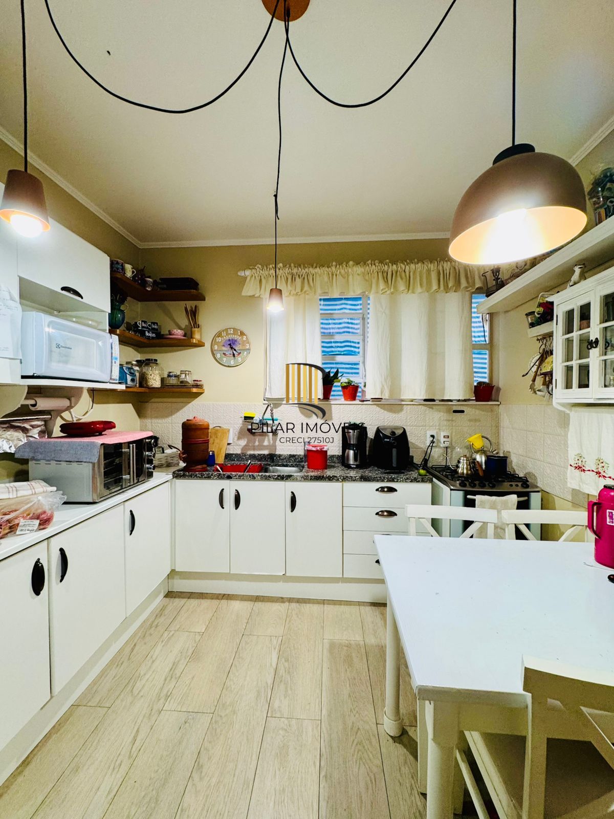 Bom Fim. Apartamento 3 dormitórios com living estendido.