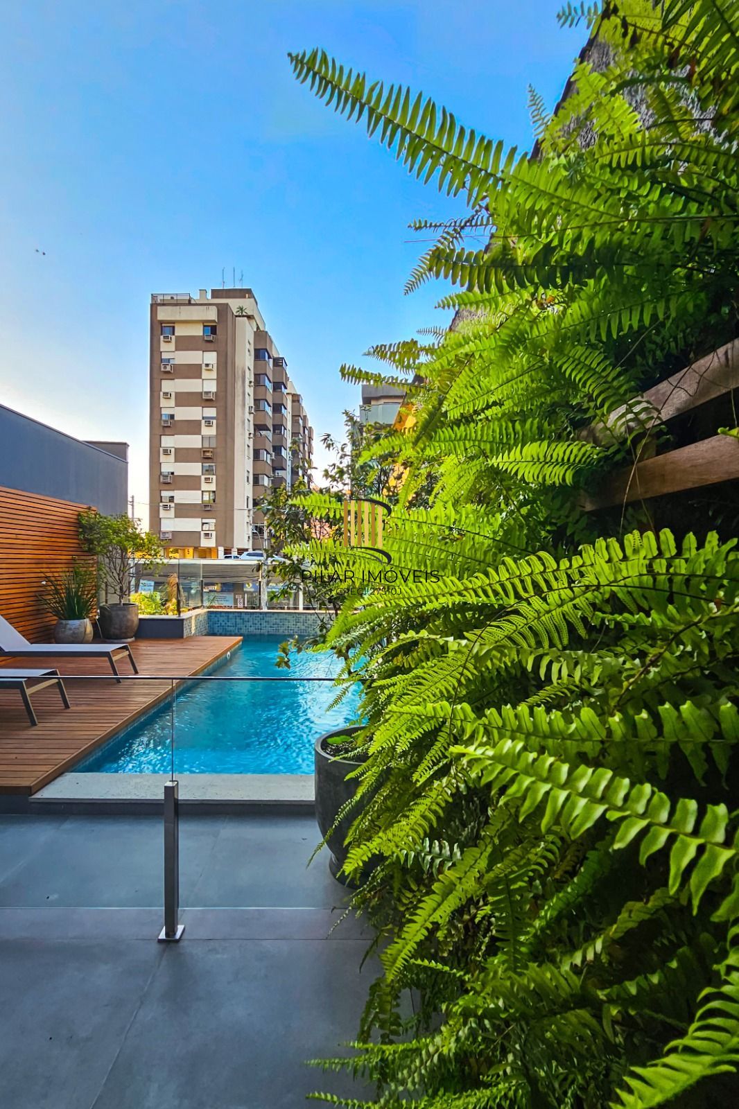 Apartamento completamente mobiliado e decorado, sacada, churrasqueira e vaga, com vista!