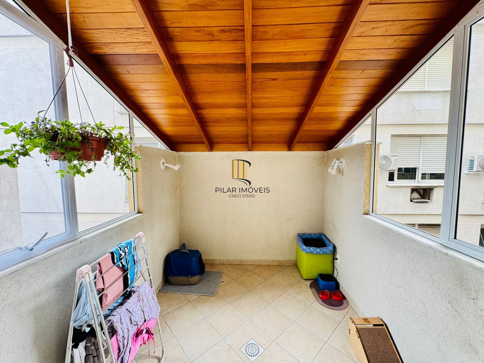 Duplex na Bela Vista, 2 dormitórios com espaço para home office, lareira e 2 vagas
