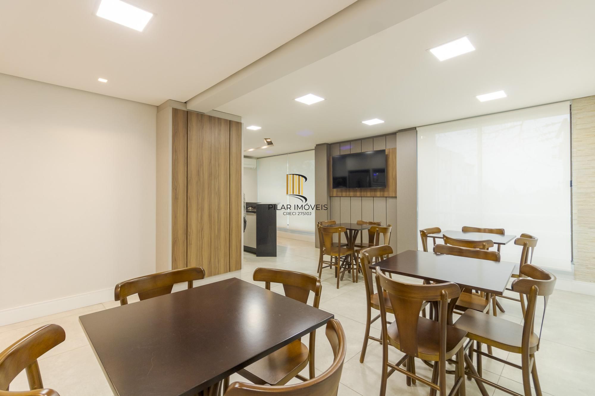 No Bairro Petrópolis 4 dormitórios, 2 suites, lareira e churrasqueira com 3 vagas