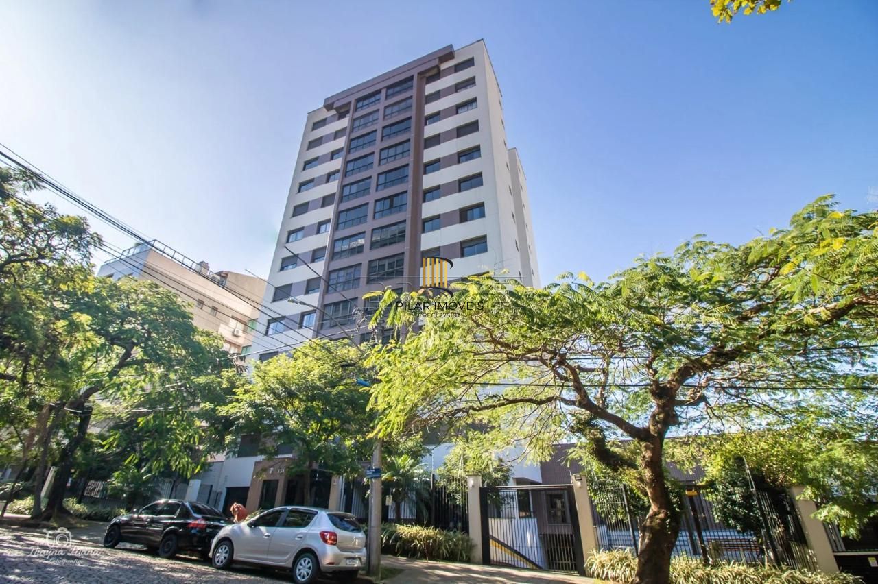 Apartamento de 2 dormitórios 1 suíte e 2 vagas no Petrópolis.