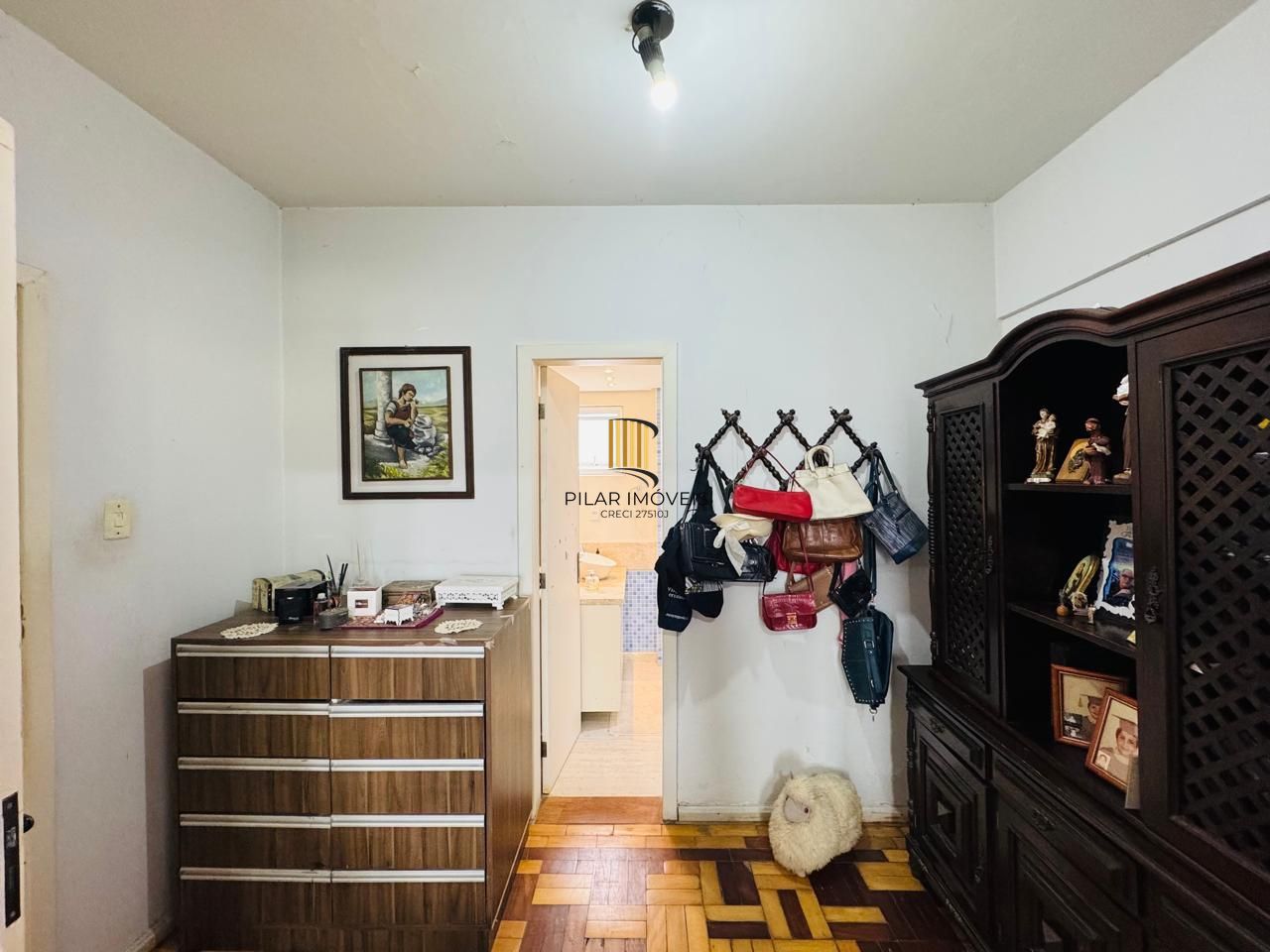 Apartamento Semimobiliado com 3 Dormitórios, 1 Suíte e Elevador