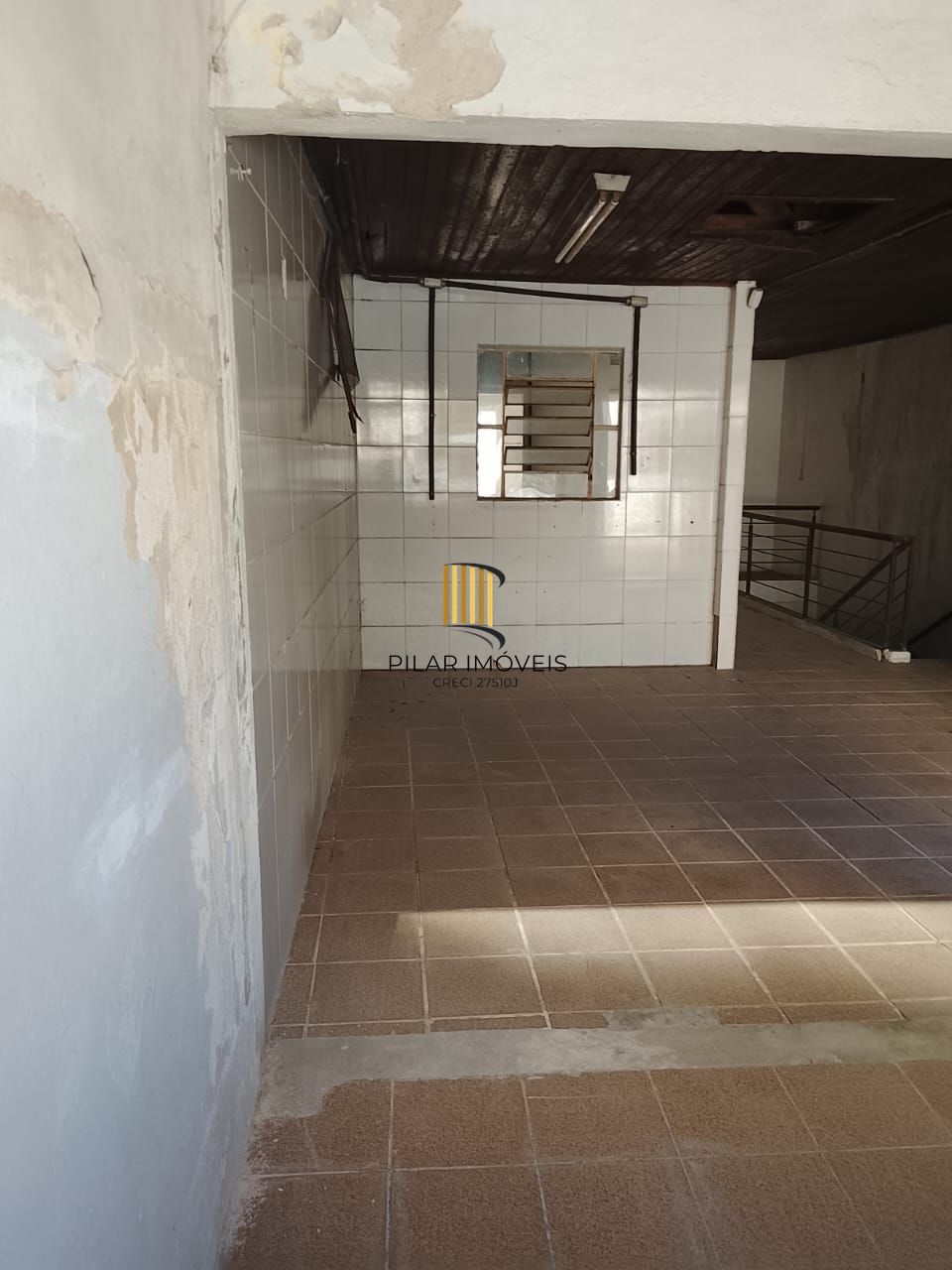 Prédio na Duque de Caxias, desocupado espaço amplo. Preço atrativo.