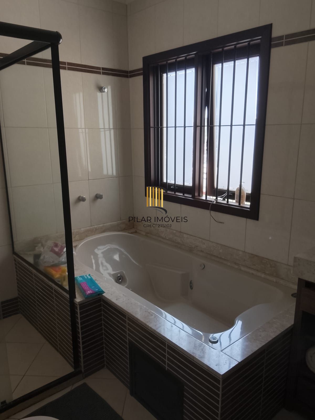 CASA / SOBRADO 5D e 10 vagas 3 Banheiros - Pátio enorme c/ Jacuzi e Pergolado - Living 3 ambientes - Sta Teresa