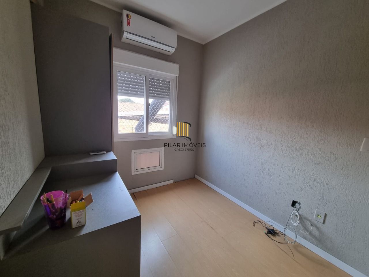 Casa 3 Dormitórios / Suíte / Vaga Coberta / Bairro Camaquã