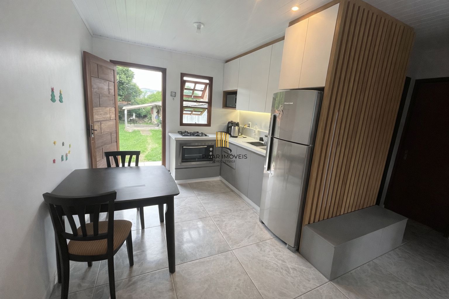 Casa com pátio grande semi-mobiliada no Bairro Camaquã.