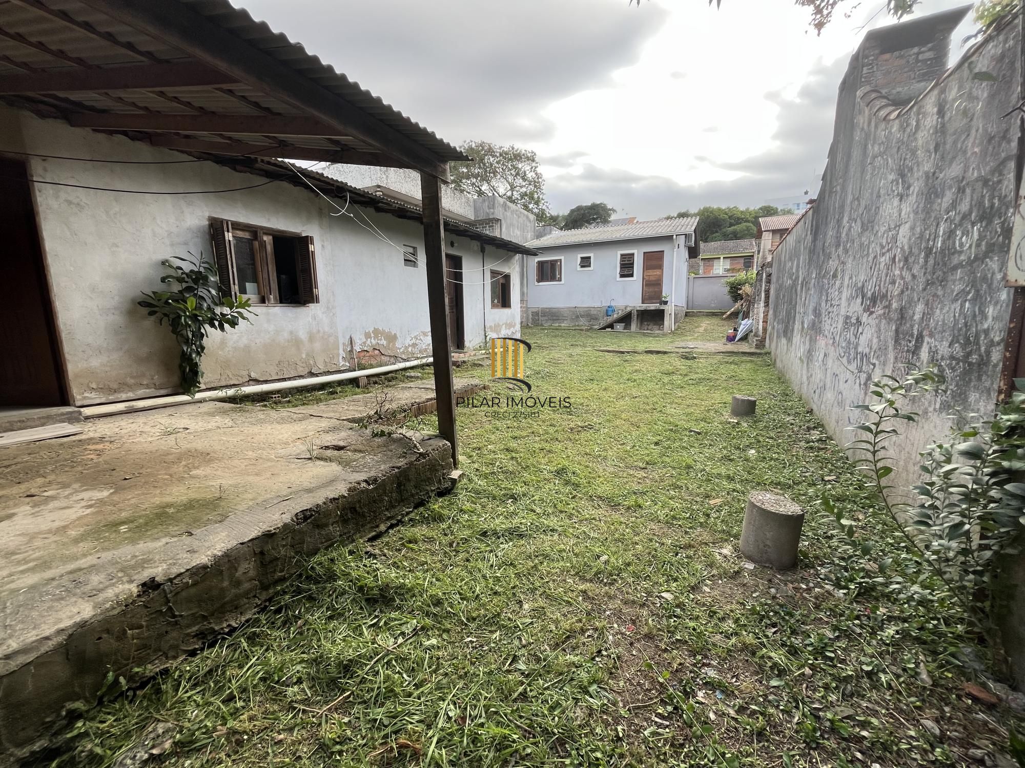 Casa com pátio grande semi-mobiliada no Bairro Camaquã.