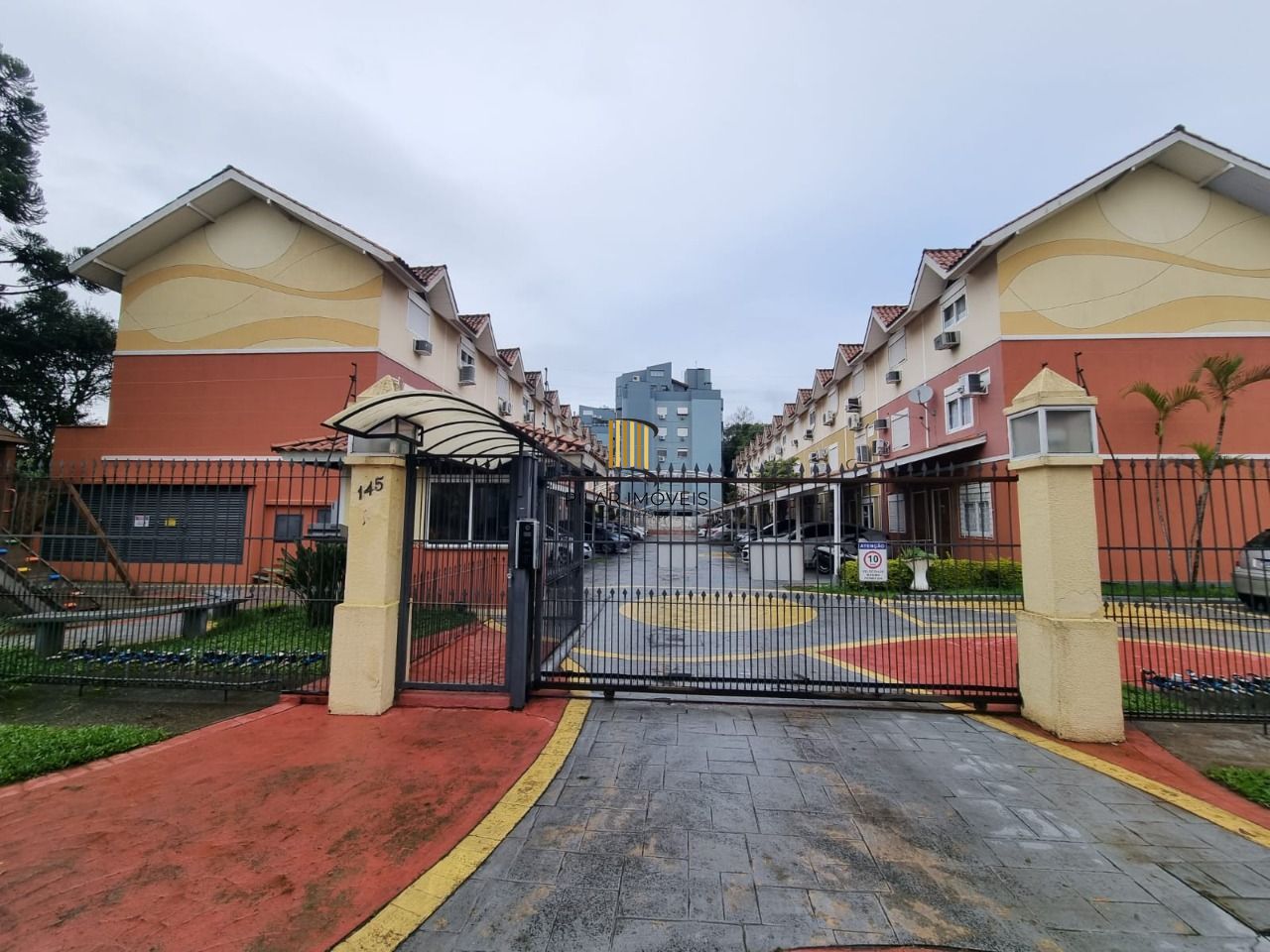Casa 3 Dormitórios / Suíte / Vaga Coberta / Bairro Camaquã - Pilar Imóveis