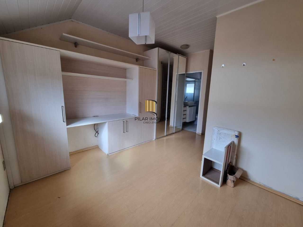 Casa 3 Dormitórios / Suíte / Vaga Coberta / Bairro Camaquã