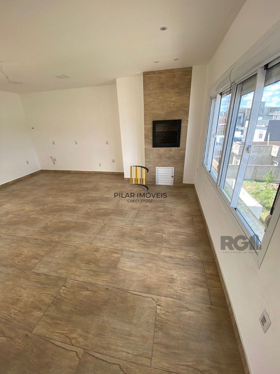Casa com 03 Dormitórios / Amplo Terraço e Pátio