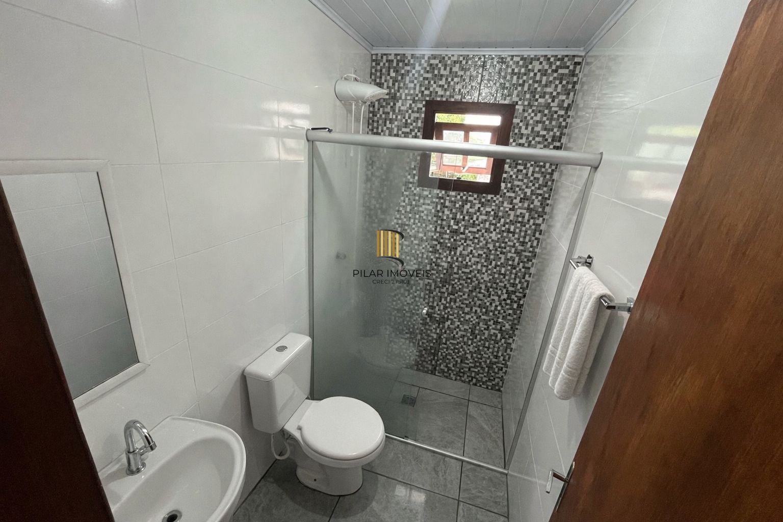 Casa com pátio grande semi-mobiliada no Bairro Camaquã.