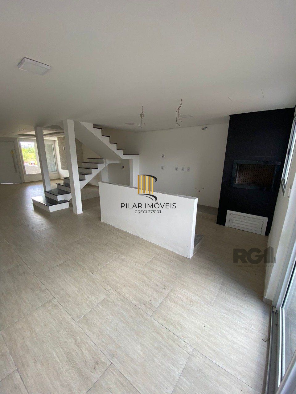 Casa com 03 Dormitórios / Amplo Terraço e Pátio
