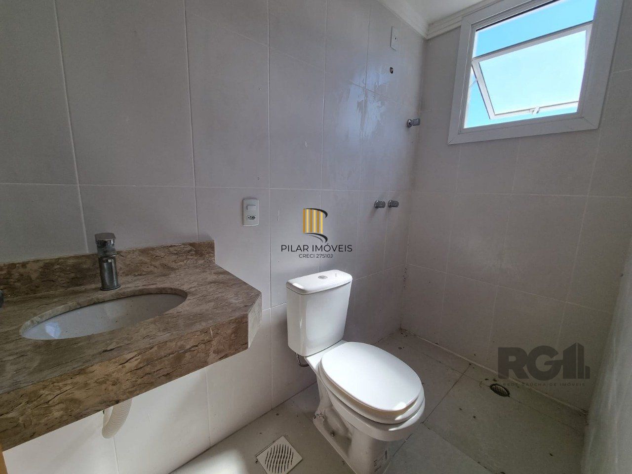 Casa 3 dormitórios no bairro Guarujá
