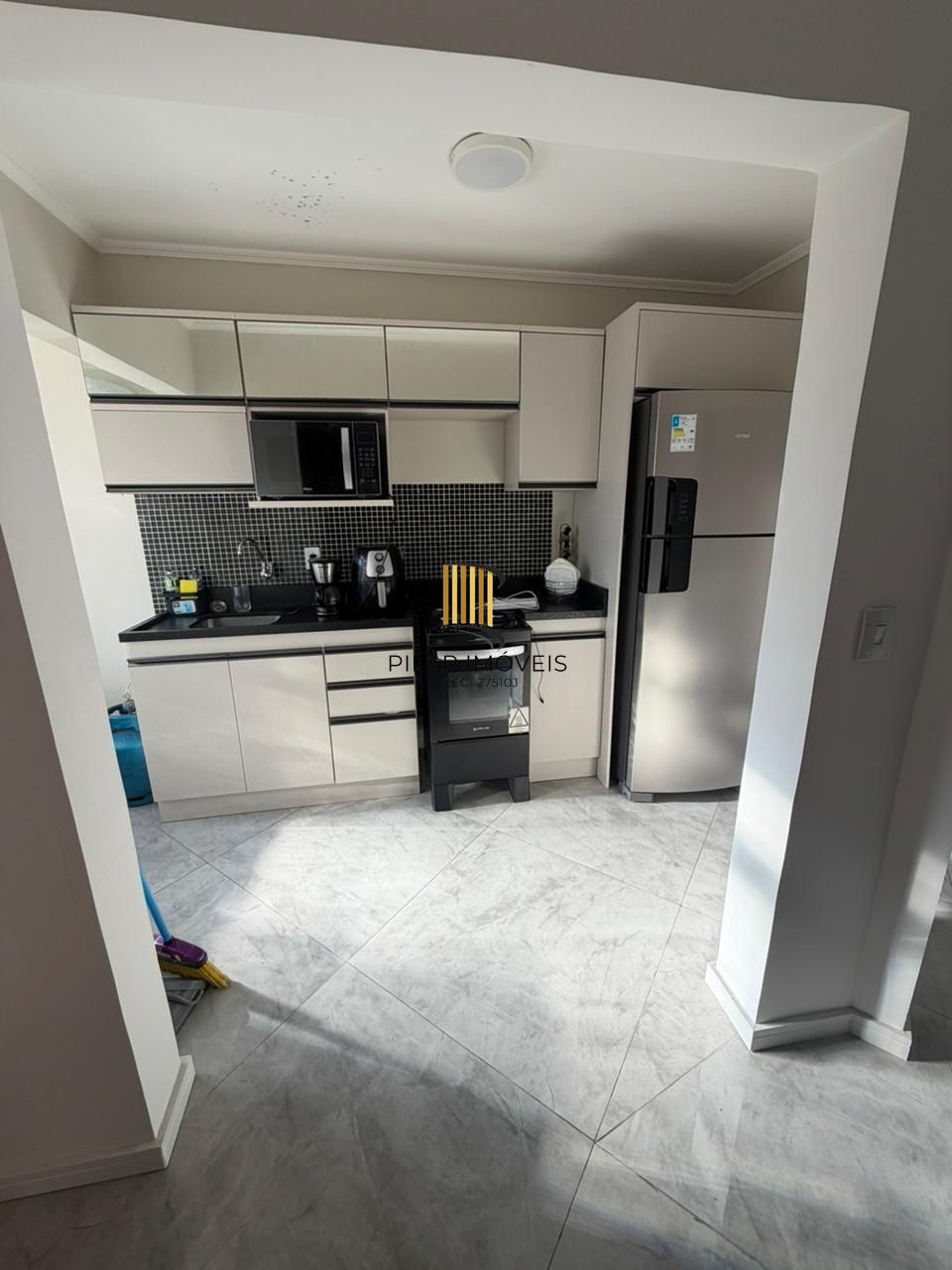 Apartamento de 1 dormitório, todo reformado e mobiliado, com vaga de garagem escriturada, localizado no bairro Santa Teresa.
