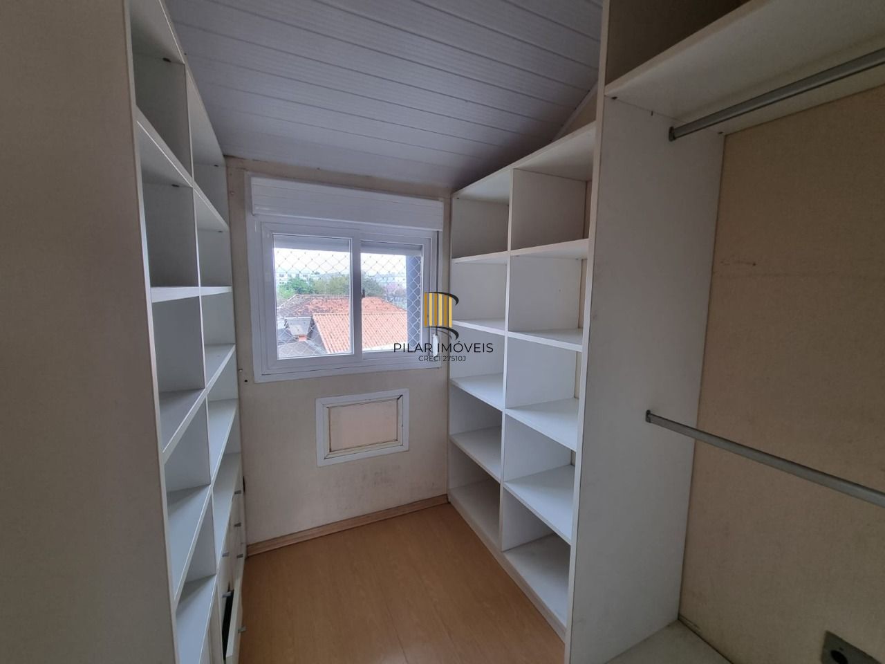 Casa 3 Dormitórios / Suíte / Vaga Coberta / Bairro Camaquã