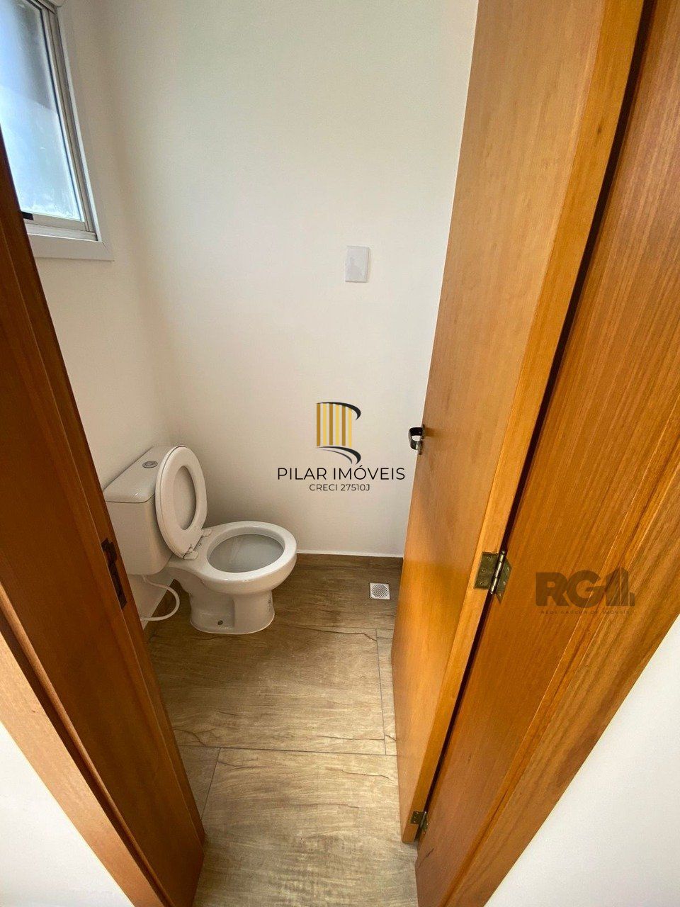 Casa com 03 Dormitórios / Amplo Terraço e Pátio