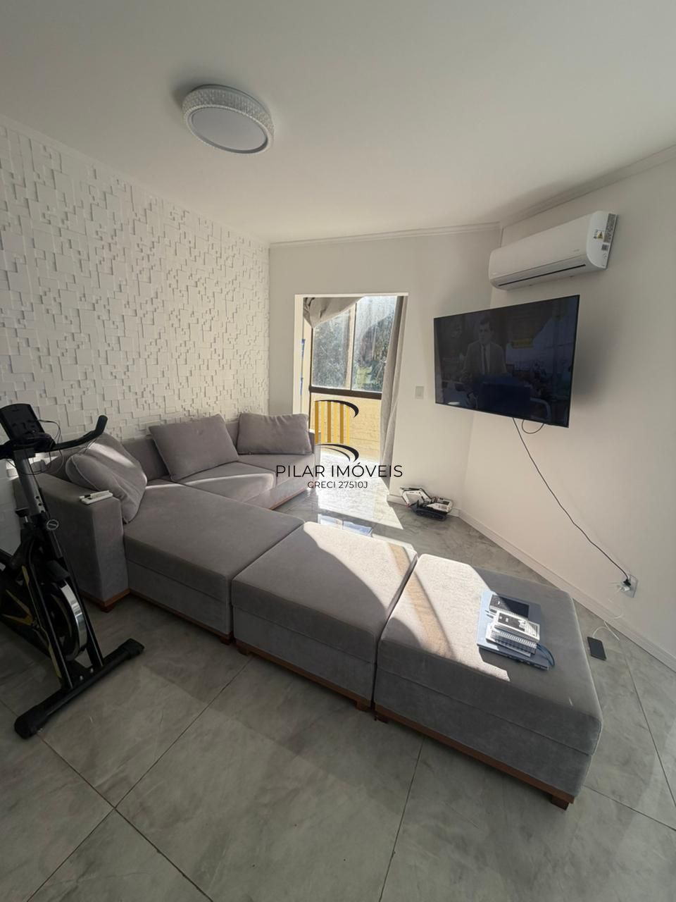 Apartamento de 1 dormitório, todo reformado e mobiliado, com vaga de garagem escriturada, localizado no bairro Santa Teresa.