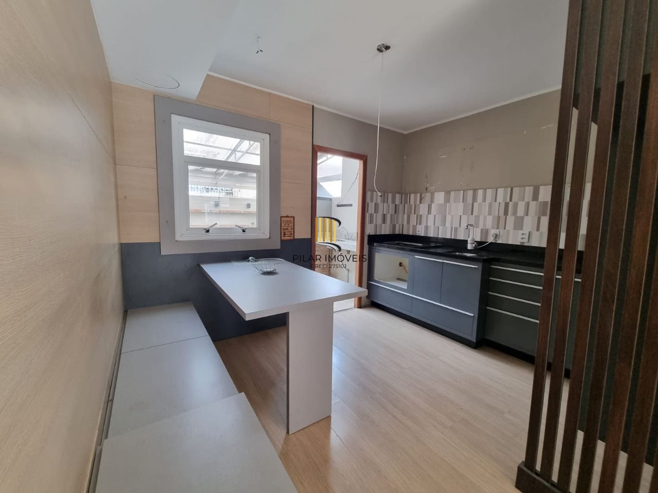 Casa 3 Dormitórios / Suíte / Vaga Coberta / Bairro Camaquã