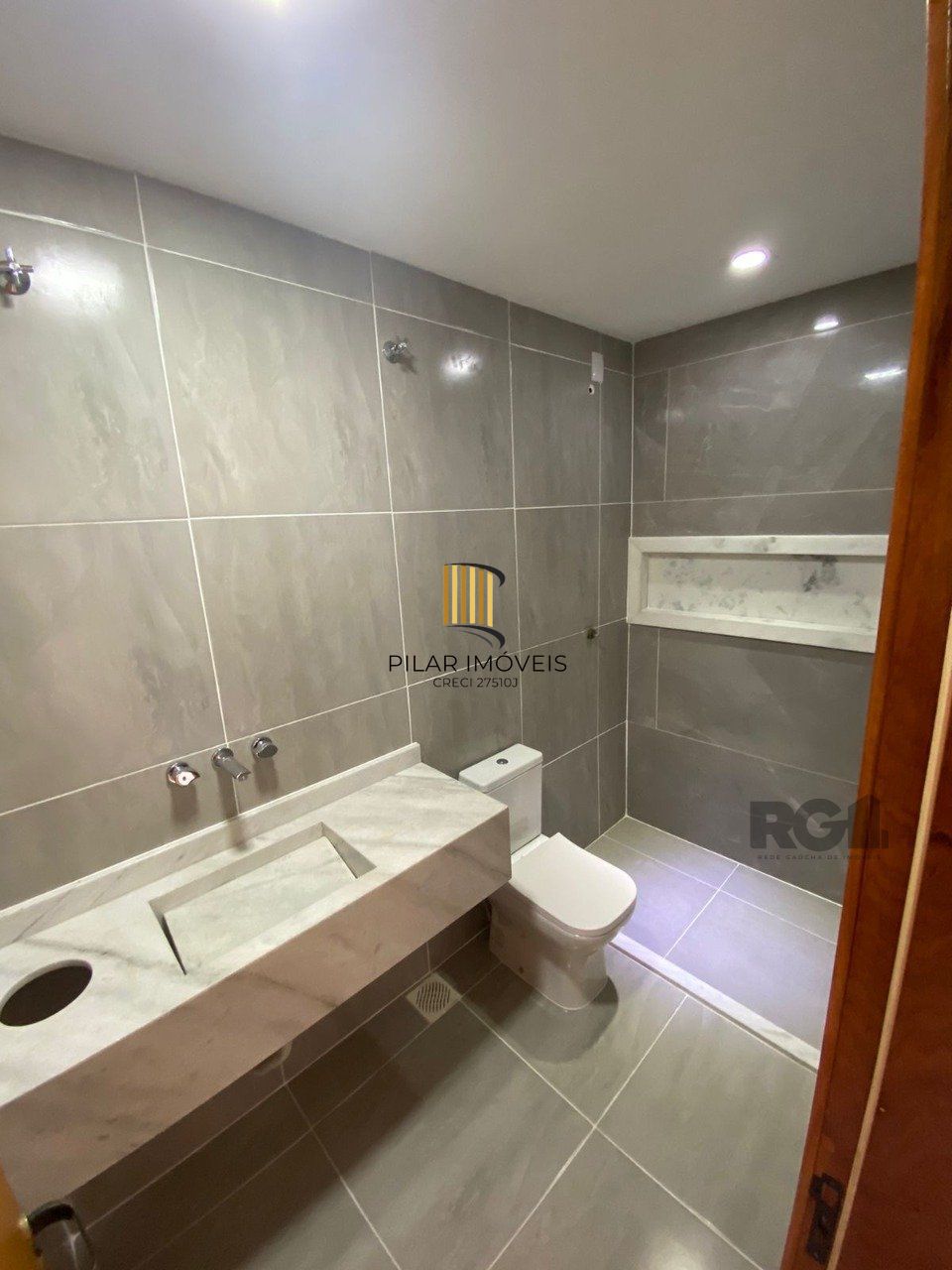 Casa com 03 Dormitórios / Amplo Terraço e Pátio