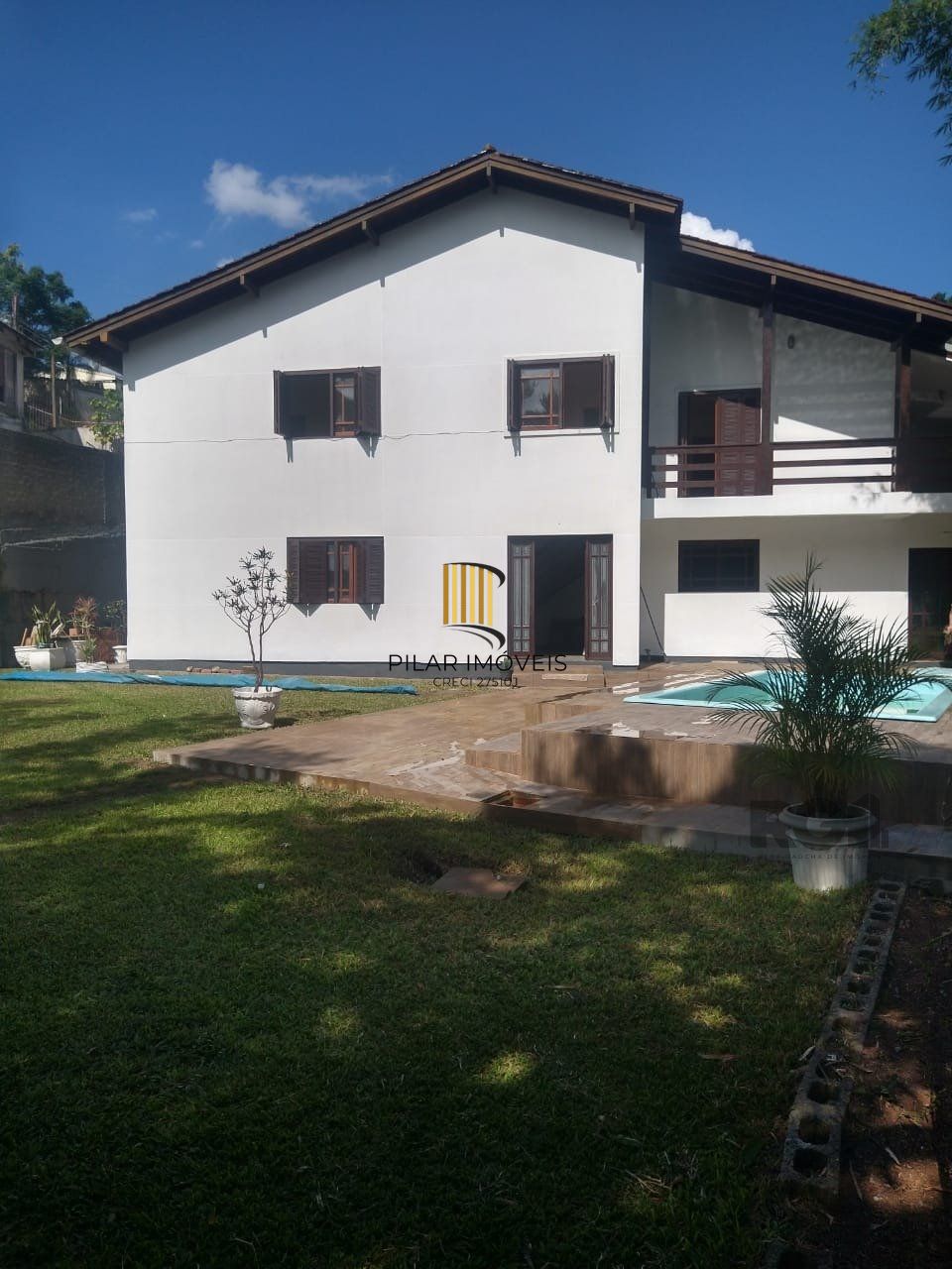 Casa Para Venda Com Amplo Pátio e Piscina