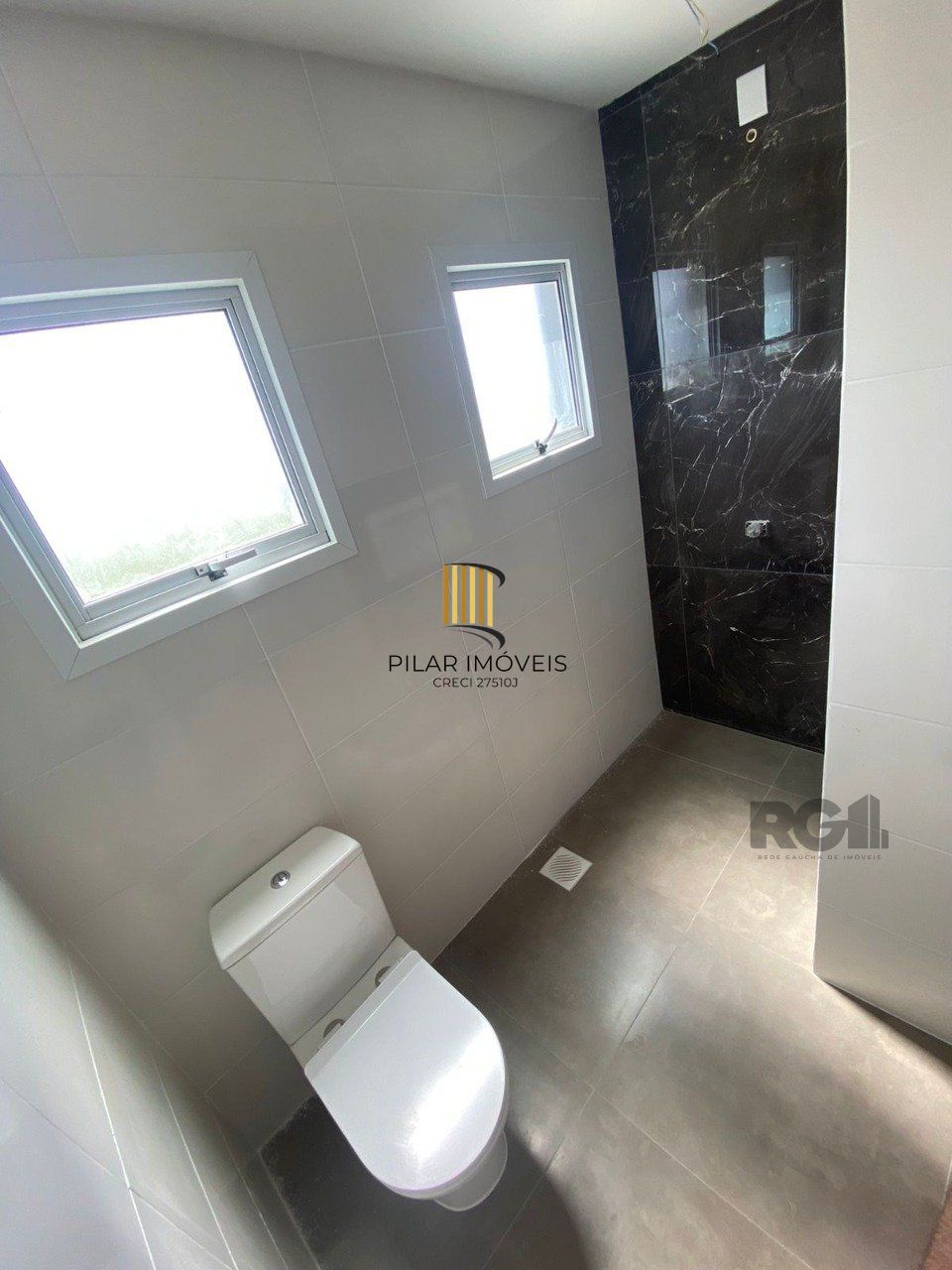 Casa com 03 Dormitórios / Amplo Terraço e Pátio