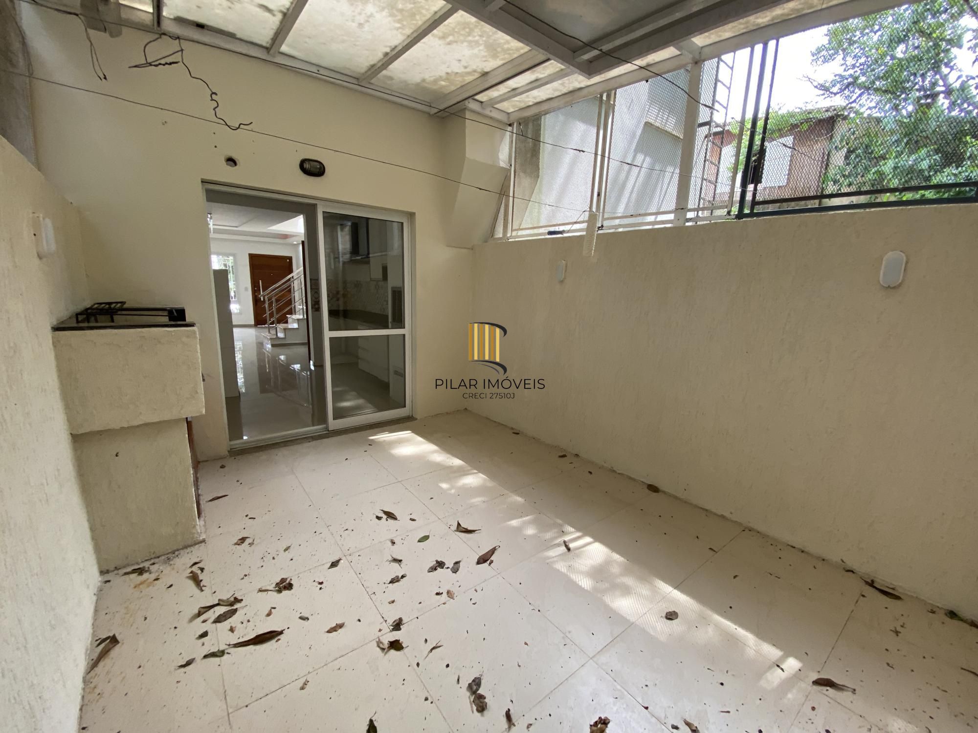 Sobrado com 2 Suítes, Sacada e Pátio com Teto Retrátil