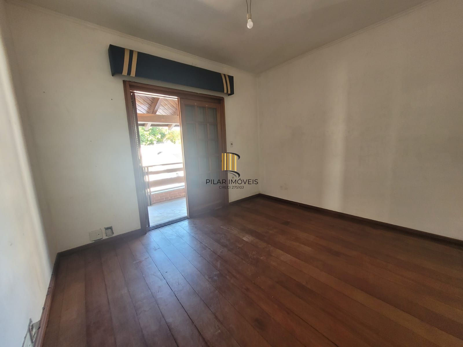 Casa 4 dormitórios no bairro Camaquã