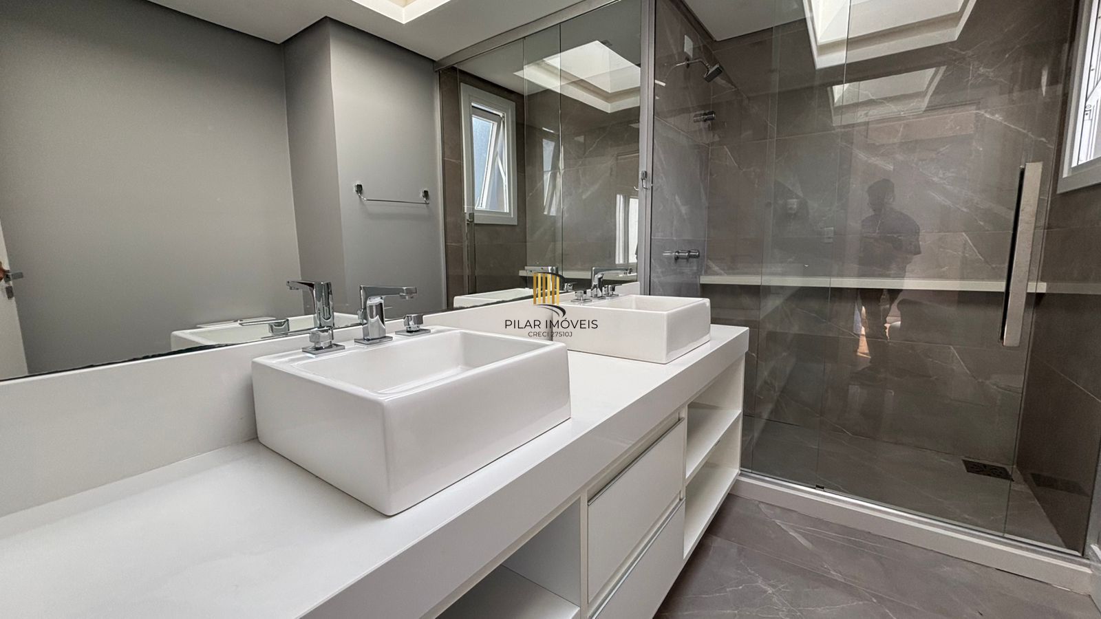 Casa 3 dormitórios no bairro Hípica