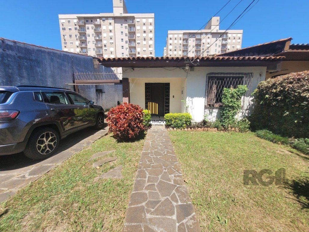 Casa 4 dormitórios no bairro Camaquã