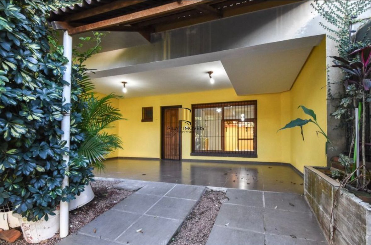 Casa 3 dormitórios no bairro Guarujá