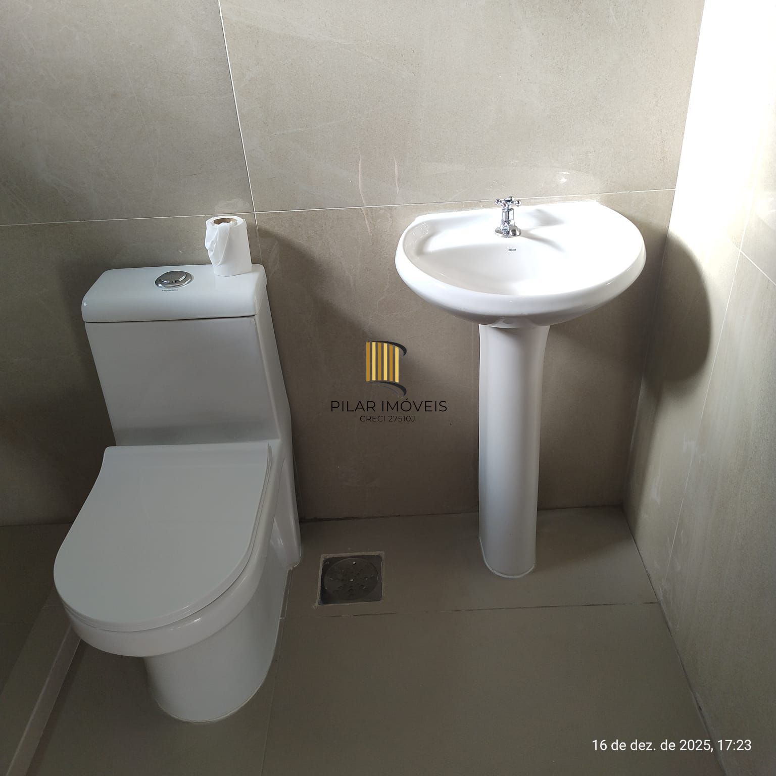 Casa 2 dormitórios no bairro Hípica