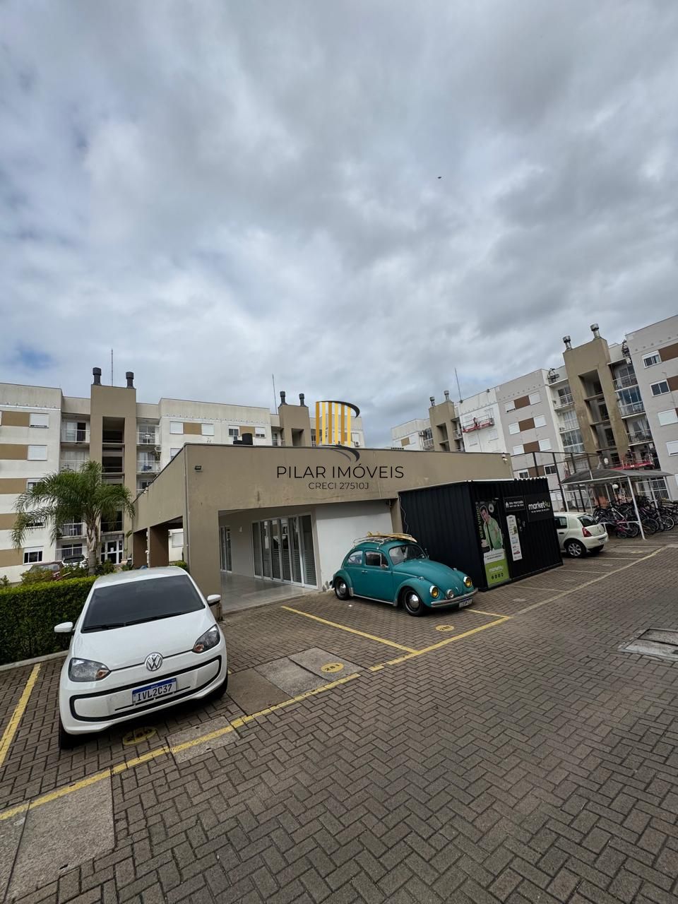 Apartamento com sacada e churrasqueira