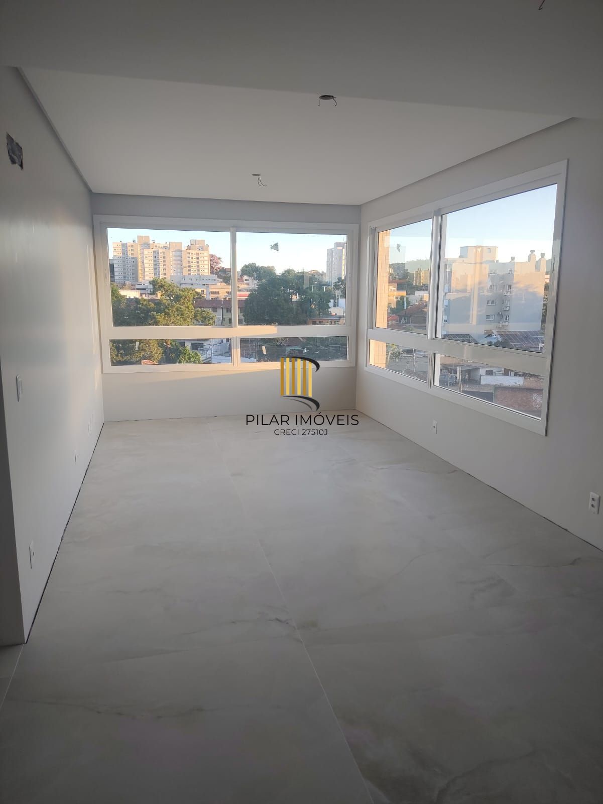 Apartamento 2 dormitórios com suíte e 2 vagas no Bairro Tristeza.