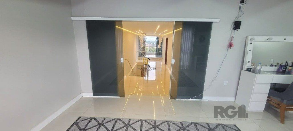 Sobrado 4 dormitórios no bairro Nossa Senhora das Graças
