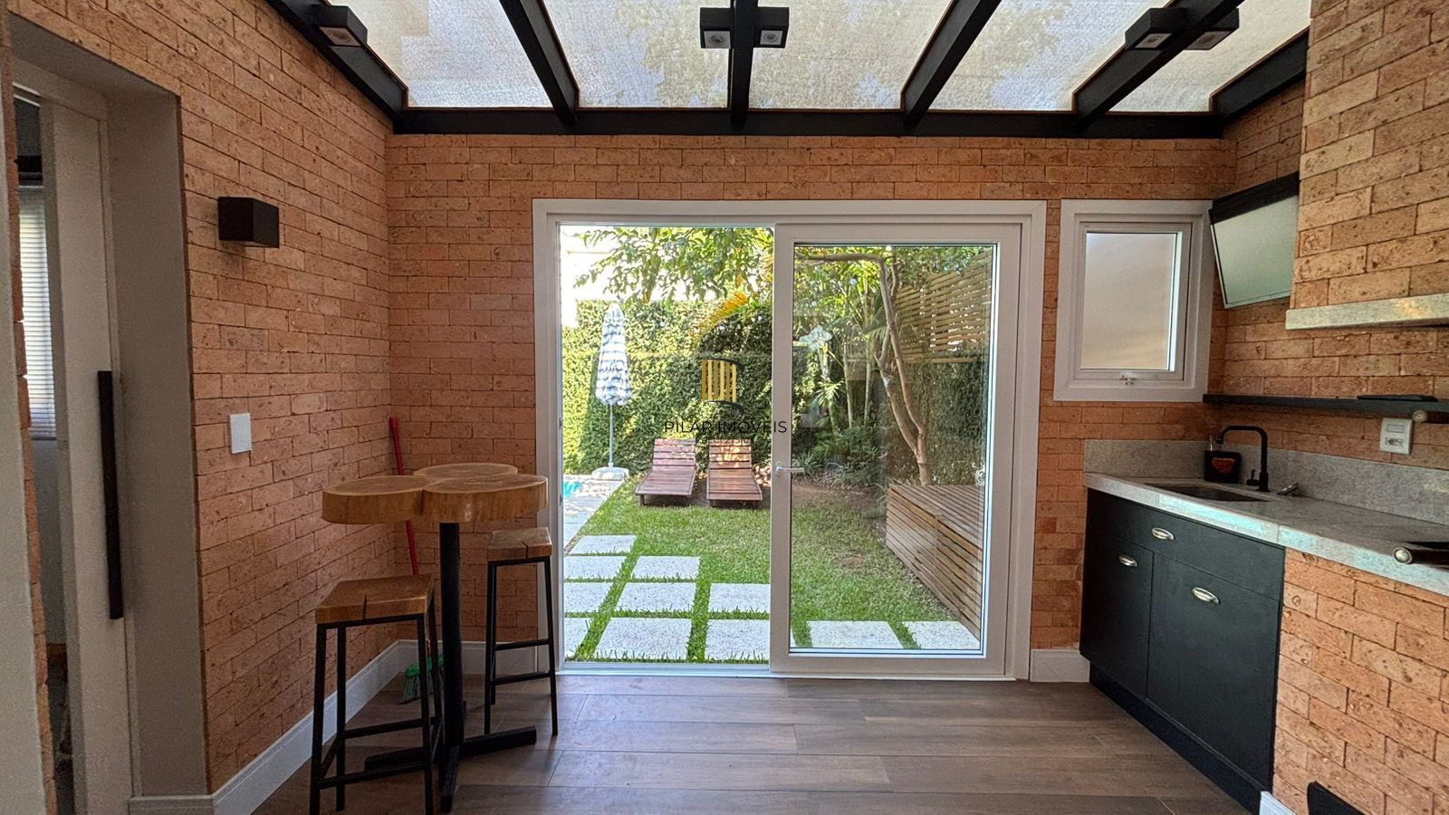 Casa 3 dormitórios no bairro Hípica