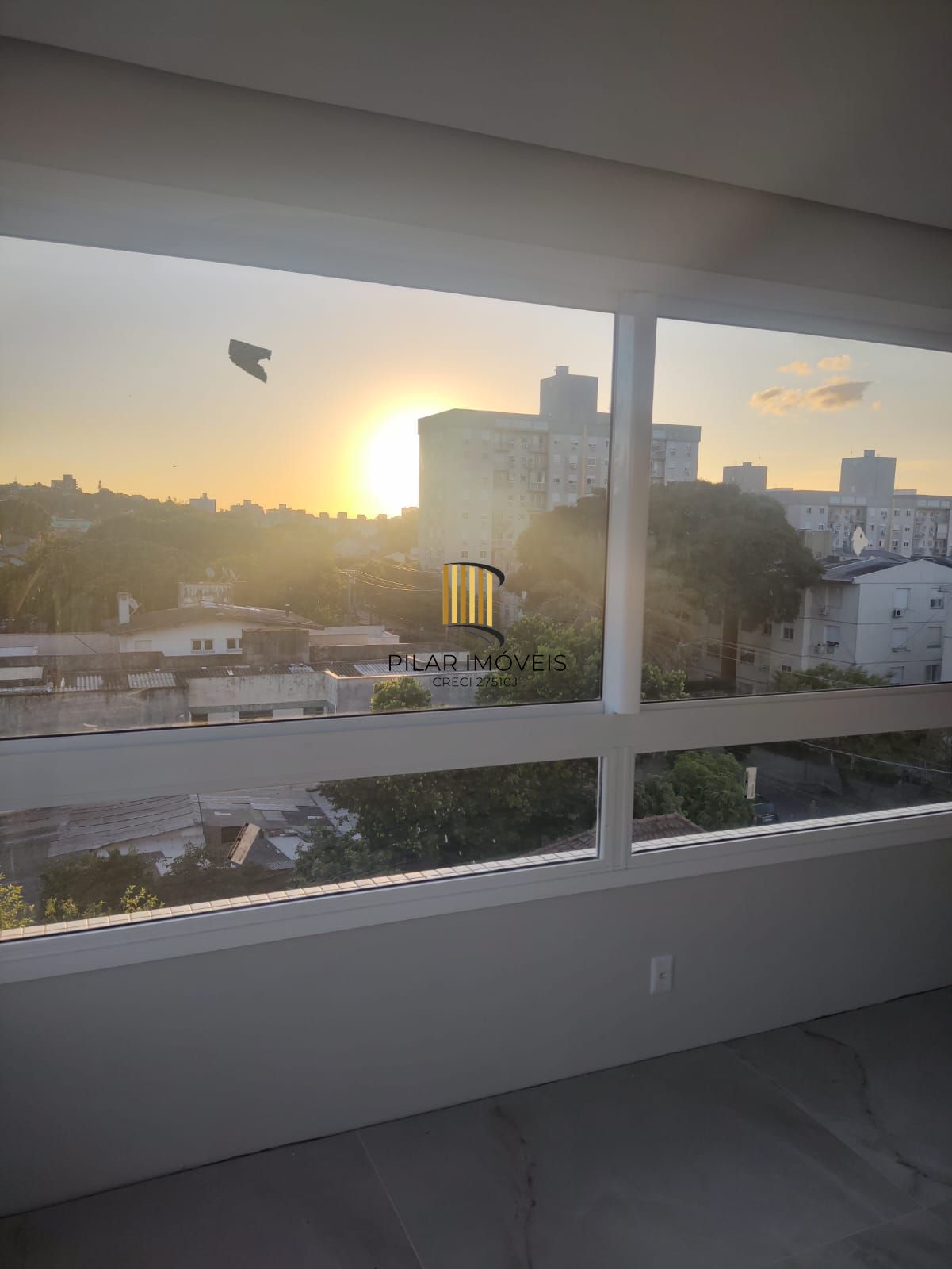 Apartamento 2 dormitórios com suíte e 2 vagas no Bairro Tristeza.