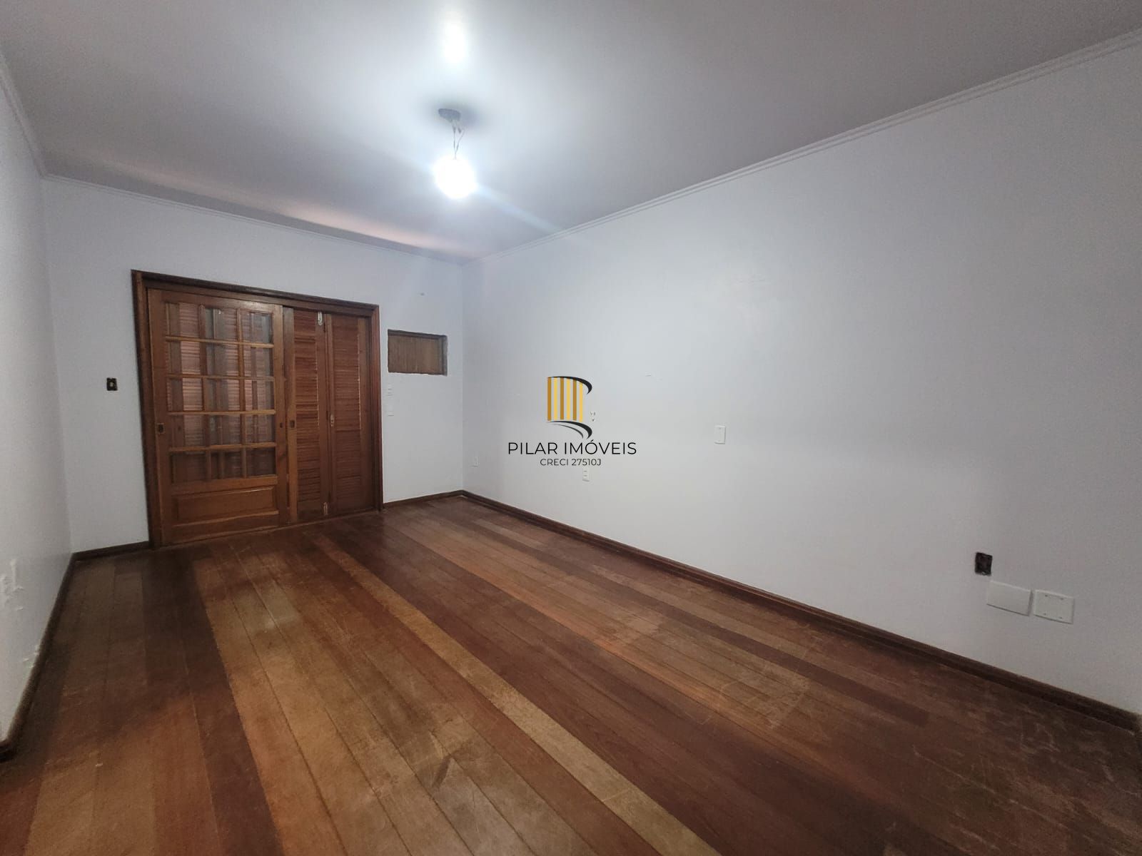 Casa 4 dormitórios no bairro Camaquã