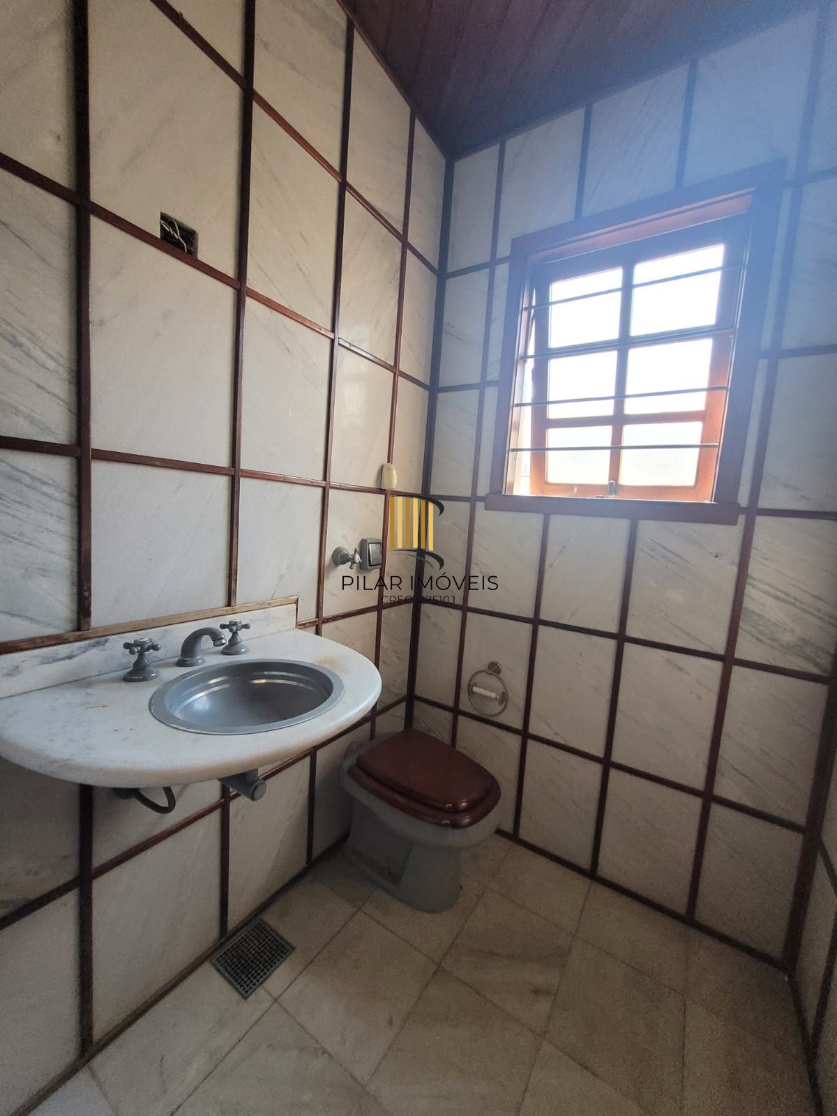 Casa 4 dormitórios no bairro Camaquã