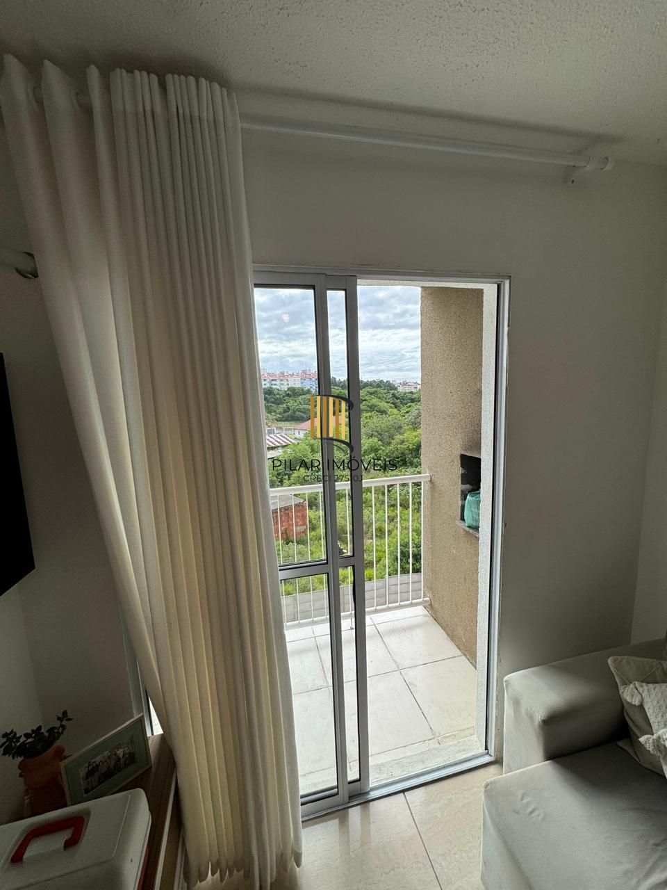 Apartamento com sacada e churrasqueira