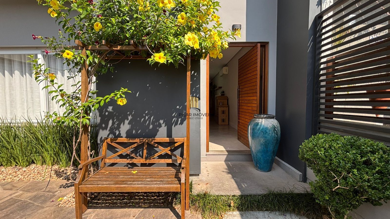 Casa 3 dormitórios no bairro Hípica