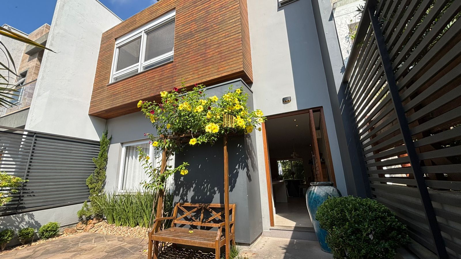 Casa 3 dormitórios no bairro Hípica