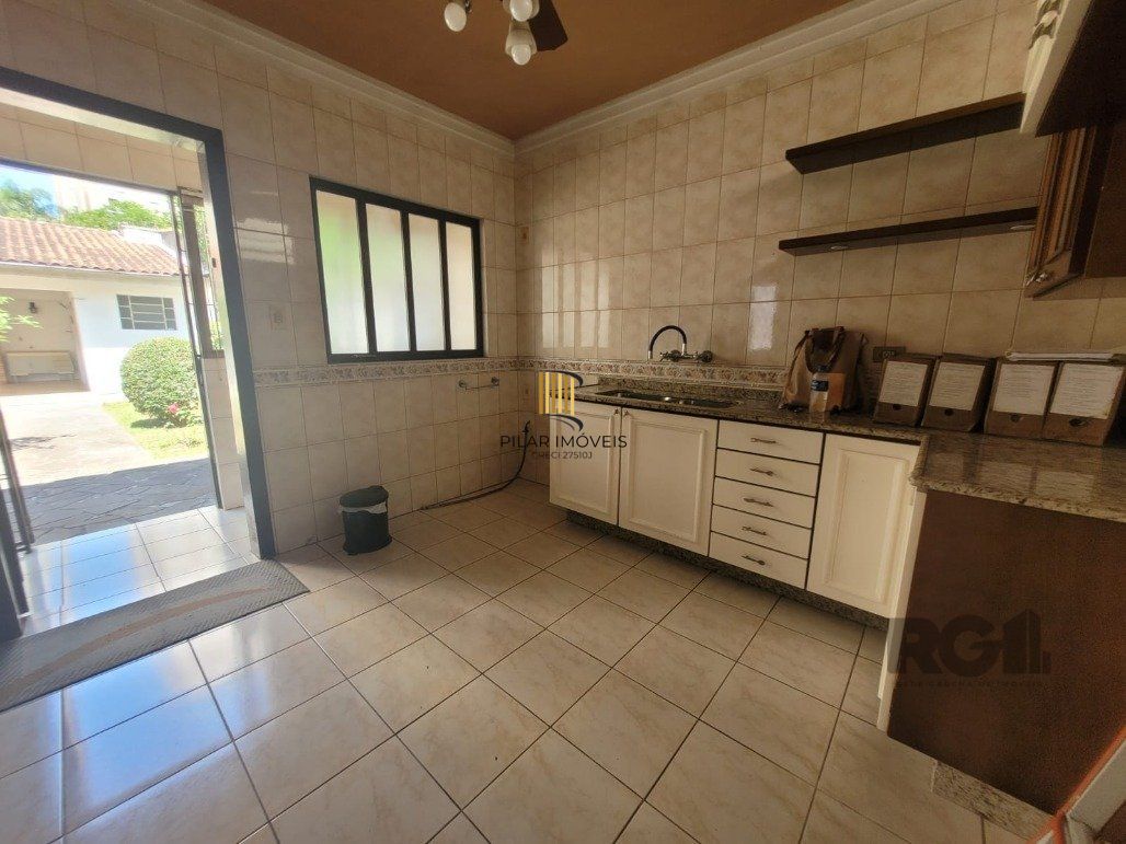 Casa 4 dormitórios no bairro Camaquã