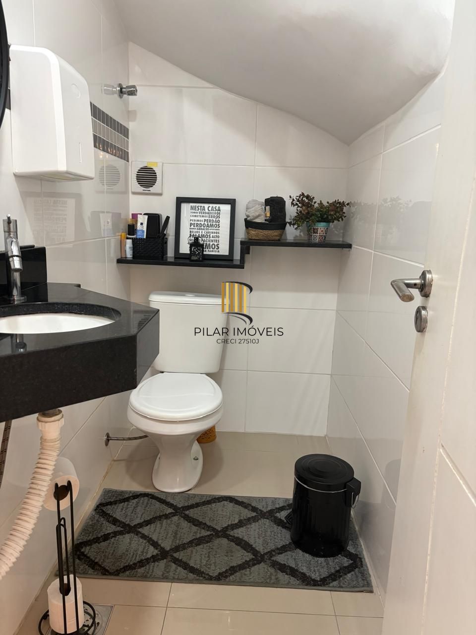 Casa 3 dormitórios no bairro Hípica