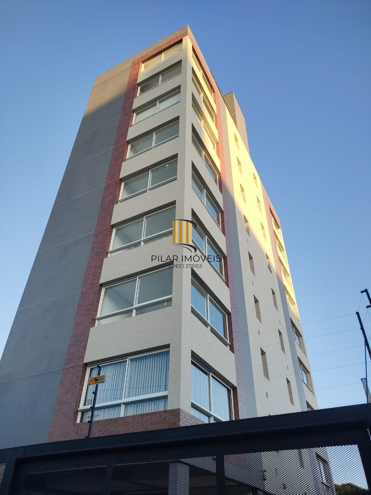 Apartamento 2 dormitórios com suíte e 2 vagas no Bairro Tristeza.