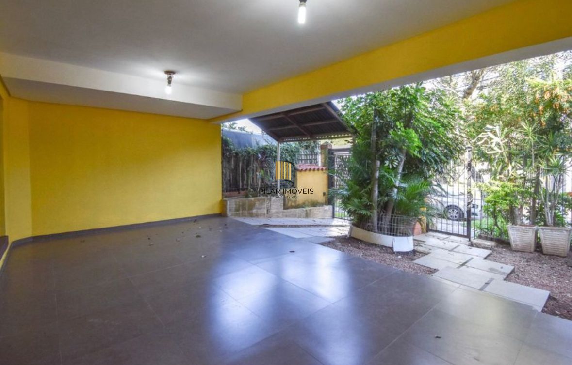 Casa 3 dormitórios no bairro Guarujá