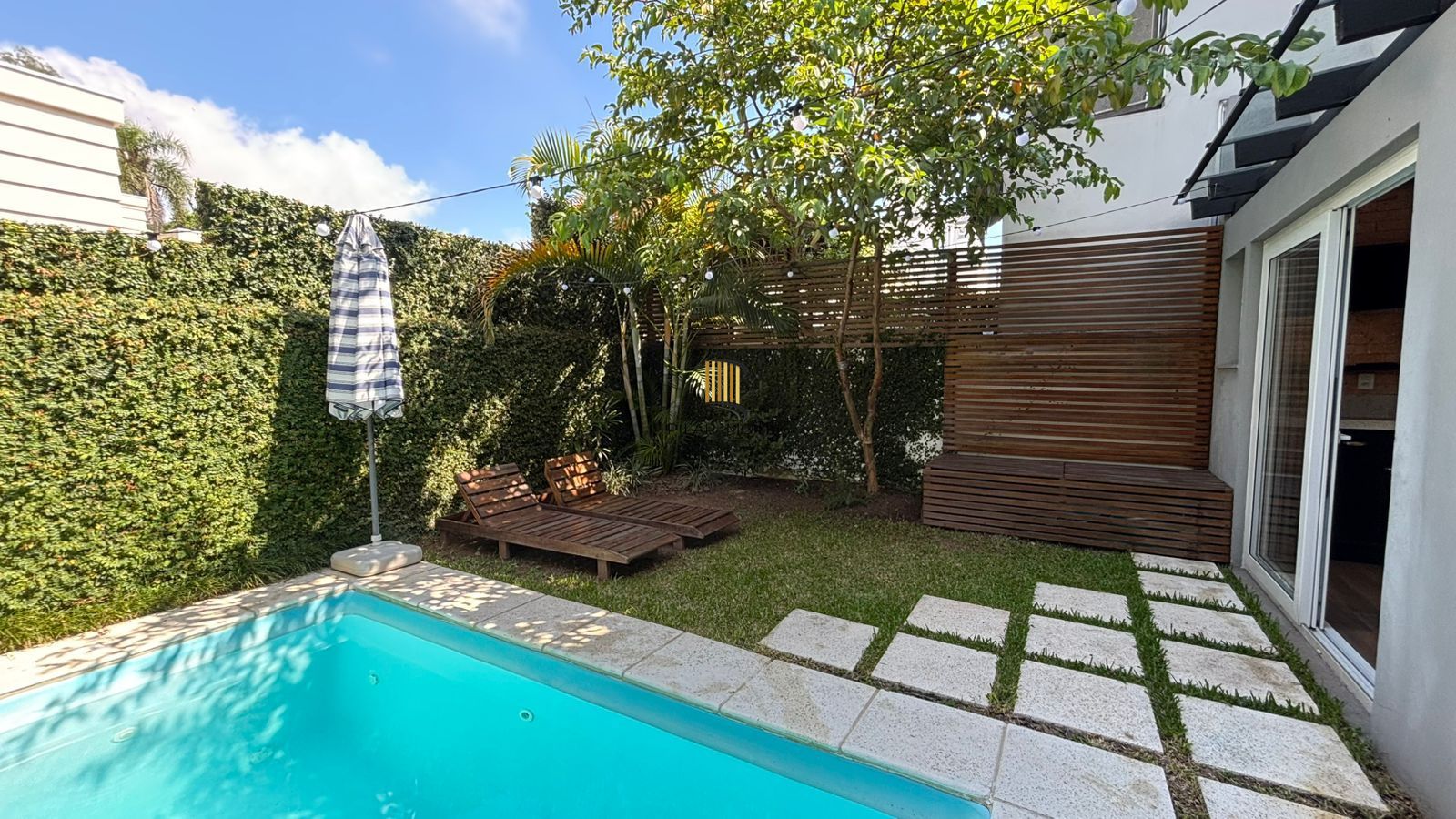 Casa 3 dormitórios no bairro Hípica