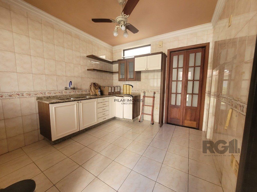 Casa 4 dormitórios no bairro Camaquã