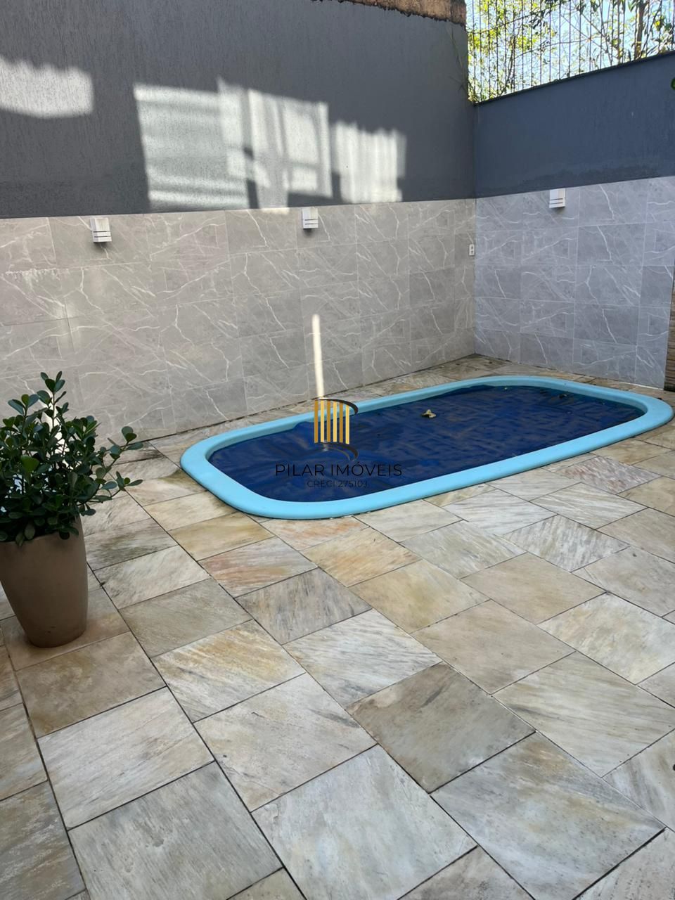 Sobrado triplex com piscina no Loteamento Nova Ipanema