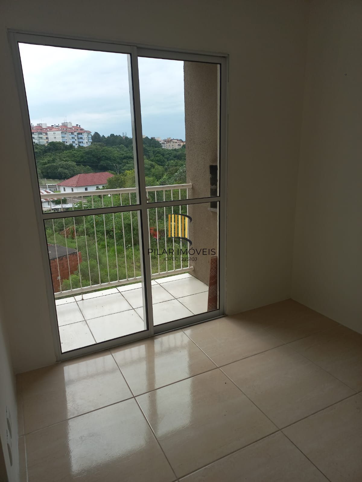Apartamento com sacada e churrasqueira