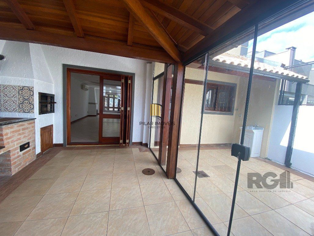Casa 3 dormitórios no bairro Hípica